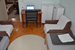 TV a/nebo společenská místnost v ubytování Center House Hostel