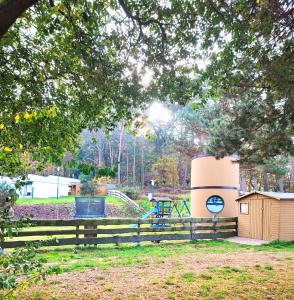 einen Park mit einem Zaun und einem Spielplatz in der Unterkunft Tiny House Ückeritz in Ückeritz