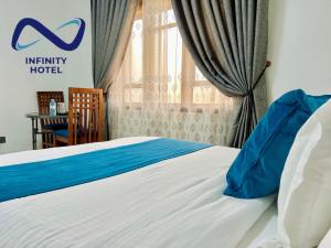 Voodi või voodid majutusasutuse Infinity Hotel Kampala toas