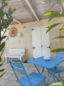 un tavolo blu e sedie su un patio di Masseria Tumara Rooms and Apartments a Otranto