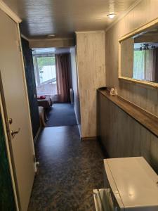 um quarto vazio com um corredor com um espelho e uma mesa em Route House 39 Motel em Jõgeva