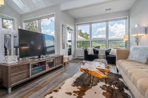 TV a/nebo společenská místnost v ubytování Ski Harbor 11