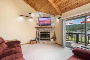 TV a/nebo společenská místnost v ubytování Sunset Chalet