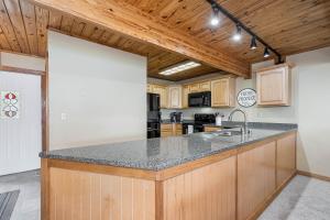 Η κουζίνα ή μικρή κουζίνα στο Sunset Chalet +26 φωτογραφίες