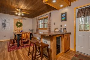 een keuken met een groot eiland en een eetkamer bij Lincoln Log Cabin in Oakland