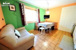 een woonkamer met een bank en een tafel bij Appartamenti Barin by Livigno Accomodation in Livigno
