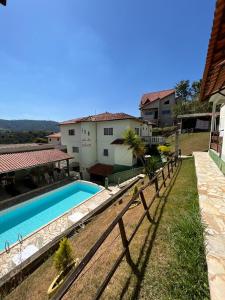 una piscina en un patio al lado de una casa en Pousada do Solar, en São Lourenço