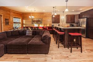 ein Wohnzimmer mit einem Sofa und einer Küche in der Unterkunft Cedar Shores Villa 03 in McHenry