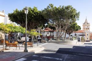 a city street with benches and a street light at Cálido apartamento. Tenerife. WiFi. in Arafo