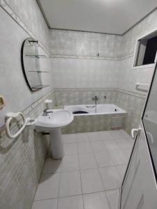 Appartement S2 Kantaoui vue mer في ميناء القنطاوي: حمام مع حوض وحوض استحمام