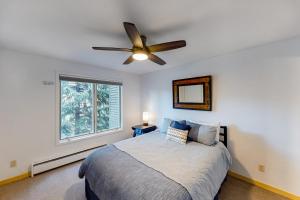 - une chambre avec un lit et un ventilateur de plafond dans l'établissement Alpine Escape, à Edwards
