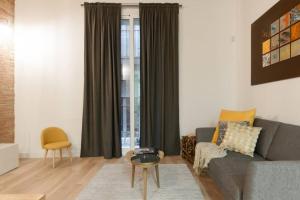 una sala de estar con un sofá y una mesa en Fridays Flats Santa Monica Downtown And Dapper, en Barcelona