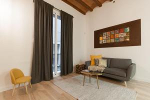 una sala de estar con un sofá y una mesa en Fridays Flats Santa Monica Downtown And Dapper, en Barcelona