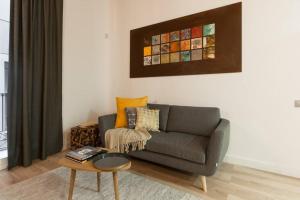 una sala de estar con un sofá y una mesa en Fridays Flats Santa Monica Downtown And Dapper, en Barcelona 40 fotos más