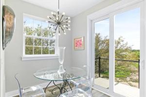 een eetkamer met een glazen tafel en een raam bij Waters Edge at Cortez in St. Augustine