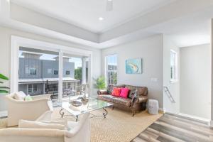 een woonkamer met een bank en een tafel bij Waters Edge at Cortez in St. Augustine