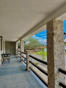 un portico con recinzione in legno e panca di Cabañas Rancho San Jorge a Bernal