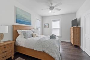 um quarto com uma cama e uma ventoinha de tecto em Cobalt Cottage History at your doorstep em St. Augustine