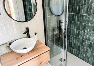 y baño con lavabo y ducha acristalada. en Unique Stay - Eco Country A-Frame Cabin en Cabanes
