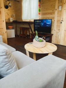 uma sala de estar com uma mesa e uma televisão em Campo verde II em Concordia
