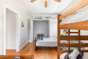 1 dormitorio con litera y escritorio en Seamora Ocean Hot Tub Firepit, en St. Augustine