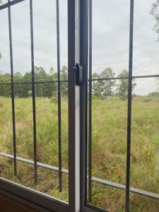 uma janela aberta com vista para um campo em Campo verde II em Concordia