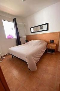 a bedroom with a bed and a window at Casa Emma les pieds dans l'eau in San-Nicolao