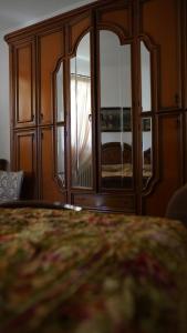 een slaapkamer met een groot raam en een bed bij Casa Della Nonna in Cisternino