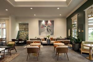 The Steward, Santa Barbara, a Tribute Portfolio Hotel في سانتا باربرا: مطعم فيه طاولات وكراسي في الغرفة