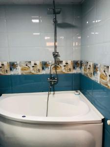 La salle de bains est pourvue d'une baignoire et d'une douche. dans l'établissement RADENO HOUSE, à Tbilissi