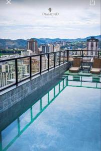 ein Pool auf dem Dach eines Gebäudes in der Unterkunft Flat lindo com piscina e linda vista da cidade in São Lourenço