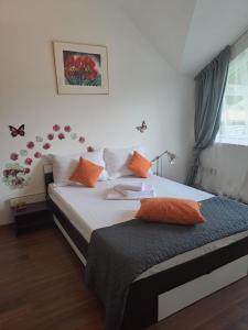 Een bed of bedden in een kamer bij Casa Kids& Pet-friendly Bistrita