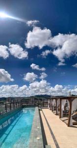 Bazén v ubytování Flat lindo com piscina e linda vista da cidade nebo v jeho okolí