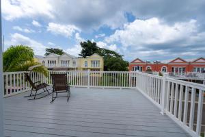 En balkon eller terrasse på JAG Guesthouse- Little Bay Country Club