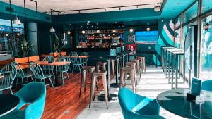 un restaurante con mesas y sillas y un bar en Viajero Buenos Aires Hostel en Buenos Aires