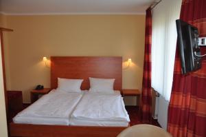 Een bed of bedden in een kamer bij Hotel Café Ernst