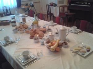 Une table avec un paquet de nourriture. dans l'établissement Le Chateau de Buchy, à Buchy