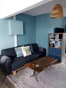 un soggiorno con divano e tavolino da caffè di Dodo 3 appartement hyper centre a Huy