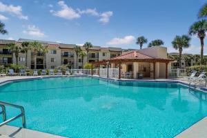 uma grande piscina com um gazebo em Oasis 21 Oceanfront with Pool em Saint Augustine