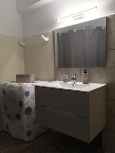 La salle de bains est pourvue d'un lavabo et d'un miroir. dans l'établissement 270°, à Hydra
