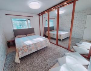 トゥルクにあるBeautiful Spacious Cozy Homeのベッドルーム1室(ベッド2台、鏡付)