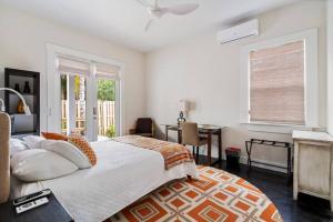 1 dormitorio con cama, escritorio y ventana en Whitefish Lodge en Saint Augustine