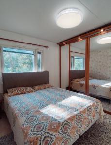 トゥルクにあるBeautiful Spacious Cozy Homeのベッドルーム1室(ベッド1台、大きな窓付)