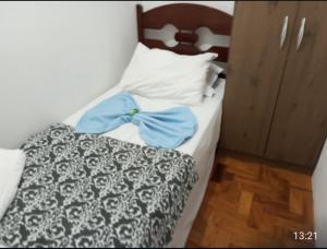 1 cama con edredón blanco y negro y almohadas blancas en Casa Nova, en São Paulo