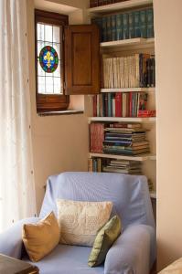 uma sala de estar com um sofá azul e uma janela em La Rosa Townhouse em Florença