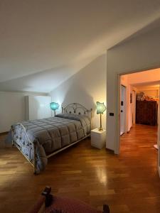 una camera da letto con un letto con due lampade sopra di Nonna Maria a Airola