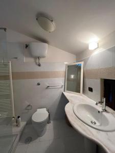La salle de bains est pourvue d'un lavabo et de toilettes. dans l'établissement Nonna Maria, à Airola