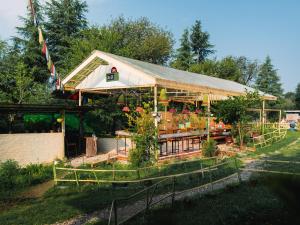 ein Gebäude mit einem Garten davor in der Unterkunft The Bunker Bir in Bir