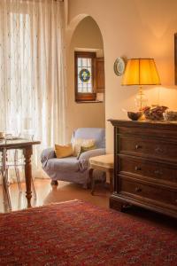 a living room with a couch and a table at La Rosa Townhouse in Florence