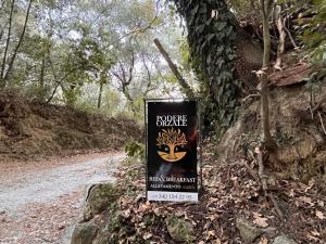una señal en el costado de un camino de tierra en Podere Orzale Agri b&b, en Usigliano